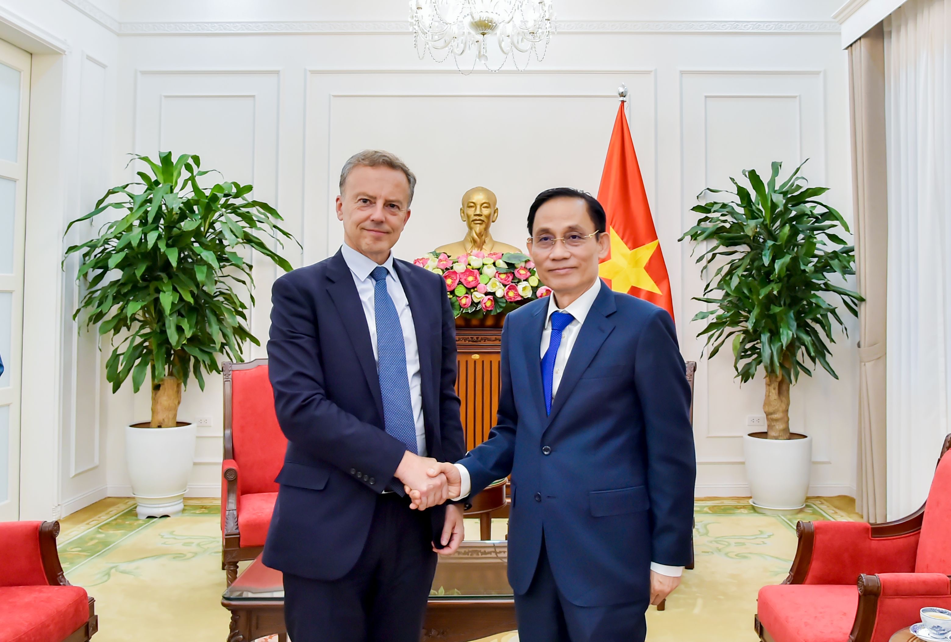 Ủy viên Bộ Chính trị, Bộ trưởng Ngoại giao Lê Hoài Trung tiếp Tổng Thư ký Bộ Châu Âu và Ngoại giao Cộng hòa Pháp